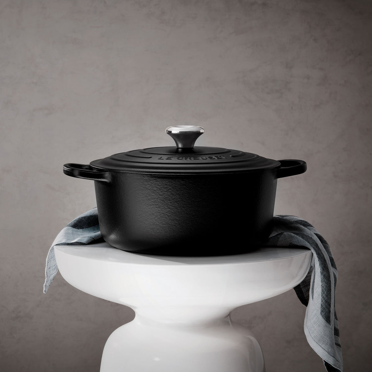 Le Creuset Signature Cast Iron 7.25-quart Licorice Round Dutch Oven
