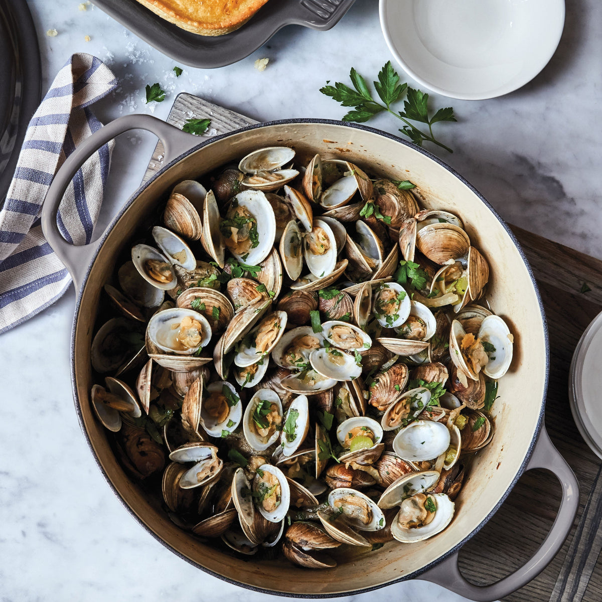 Le Creuset Signature Cast Iron 3.5-quart Oyster Braiser