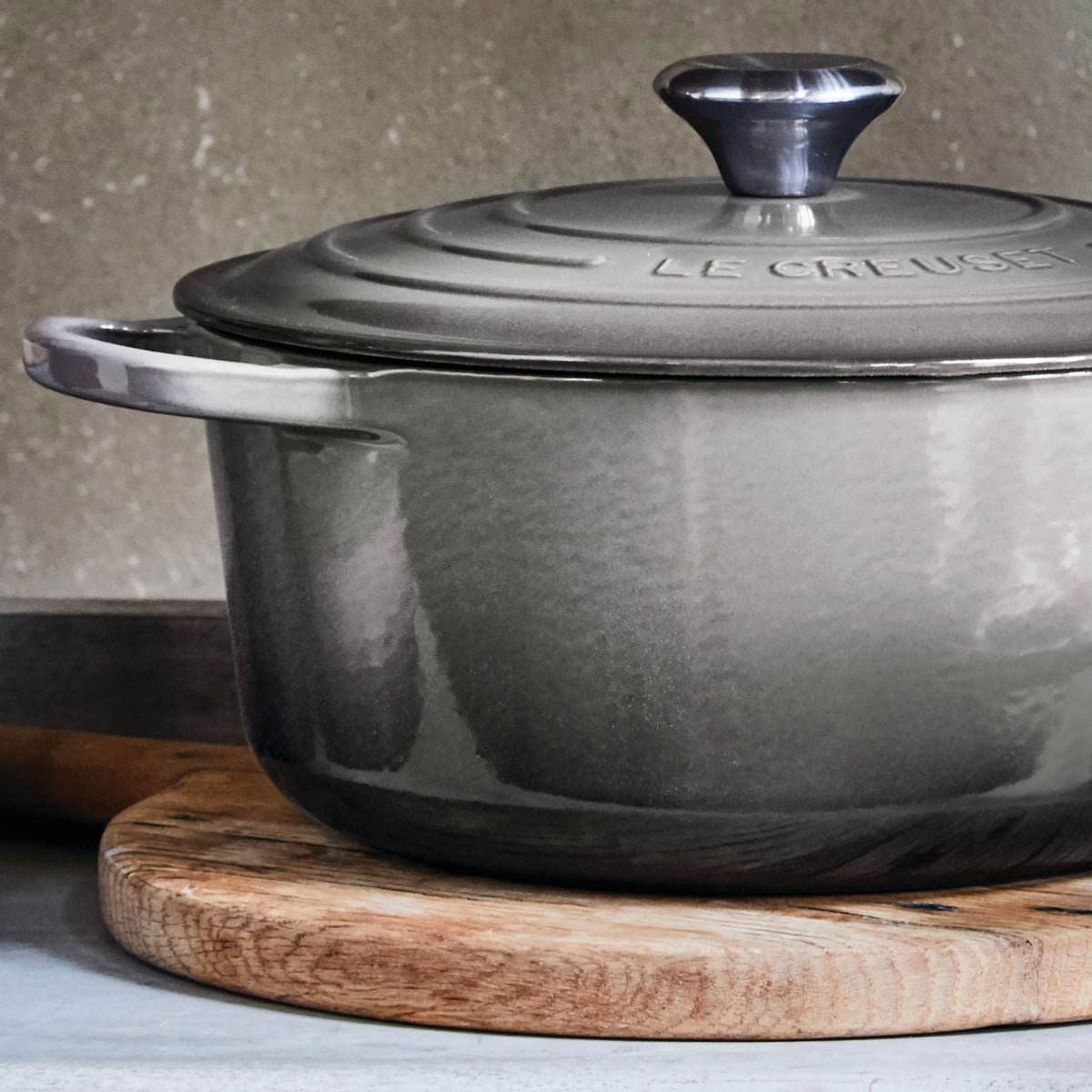 Le Creuset Signature Cast Iron 9-quart Oyster Round Dutch Oven