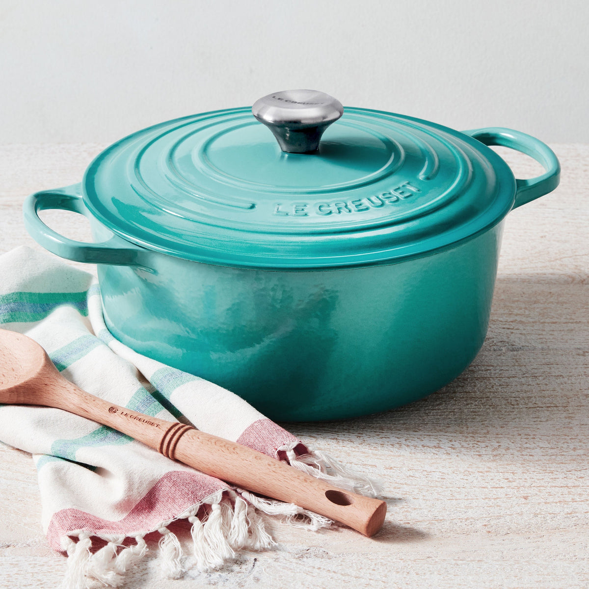 Le Creuset Signature Cast Iron 7.25-quart Caribbean Round Dutch Oven
