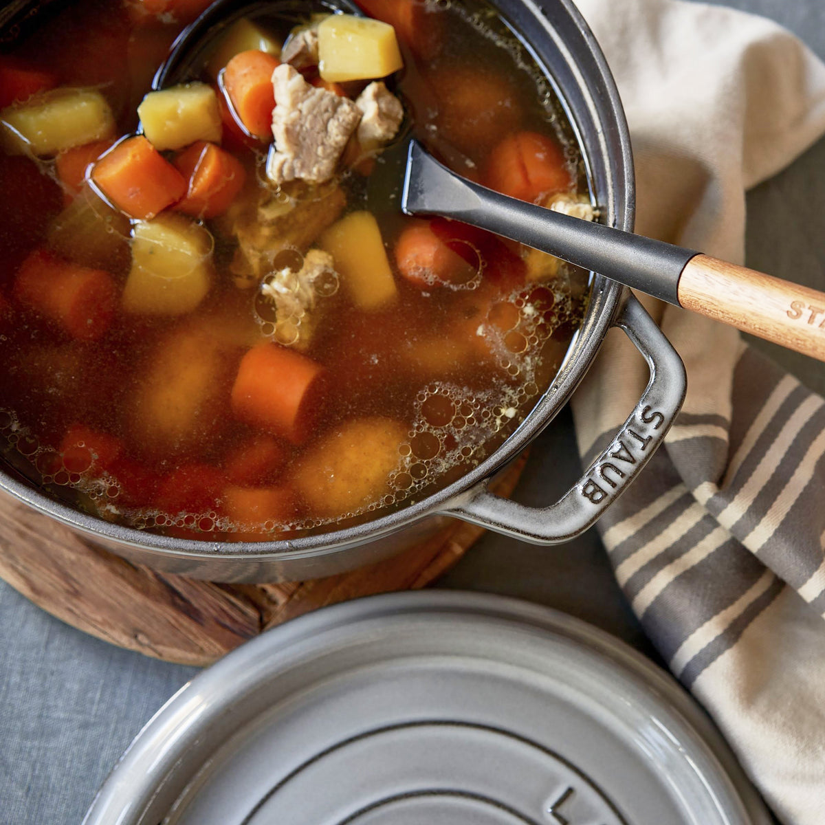 Staub 13.25-quart Graphite Gray Round Dutch Oven