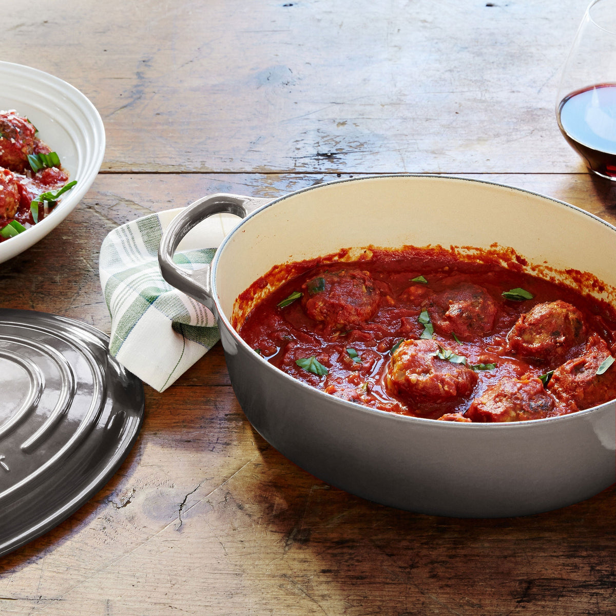 Le Creuset Signature Cast Iron 2.75-quart Oyster Oval Dutch Oven