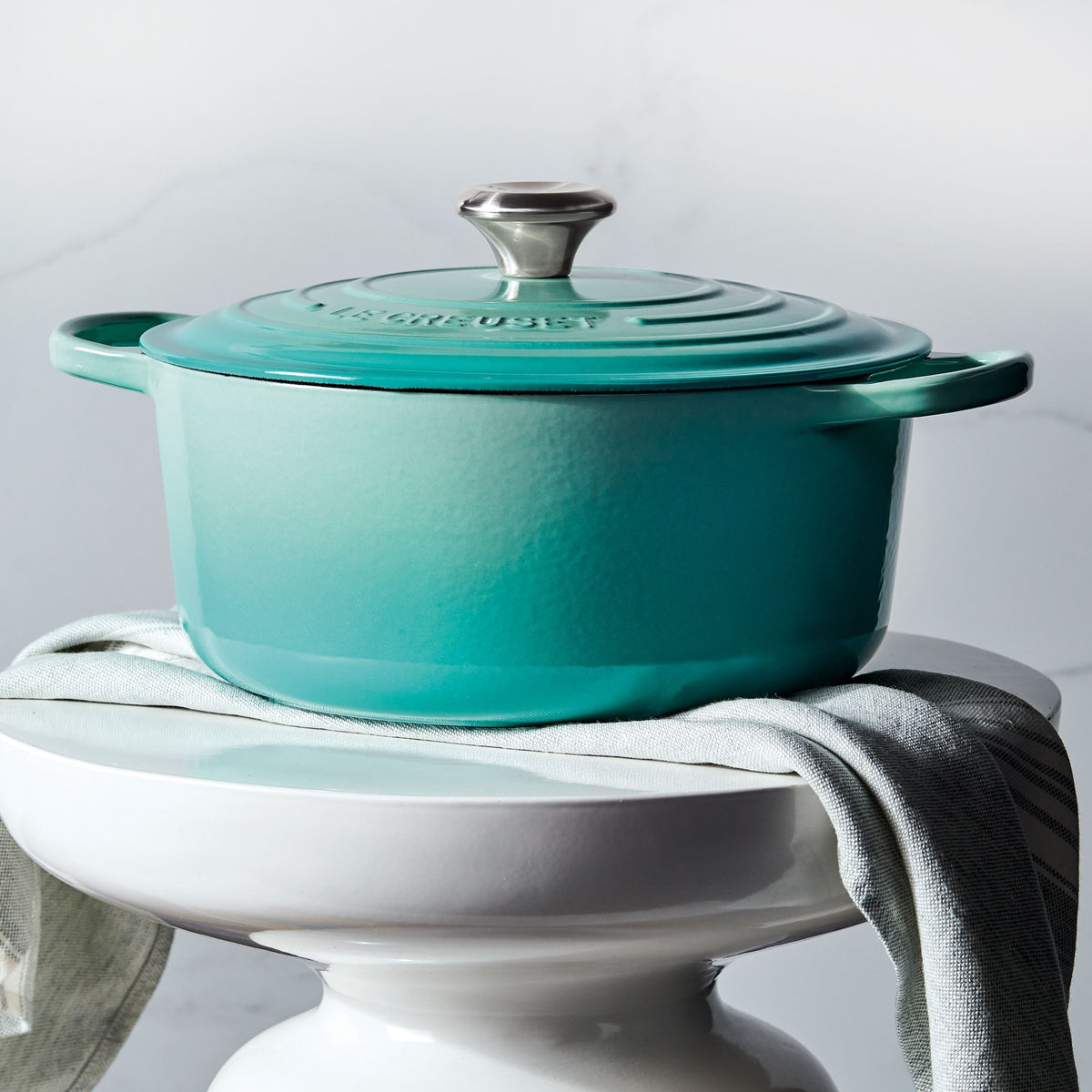 Le Creuset Signature Cast Iron 5.5-quart Caribbean Round Dutch Oven