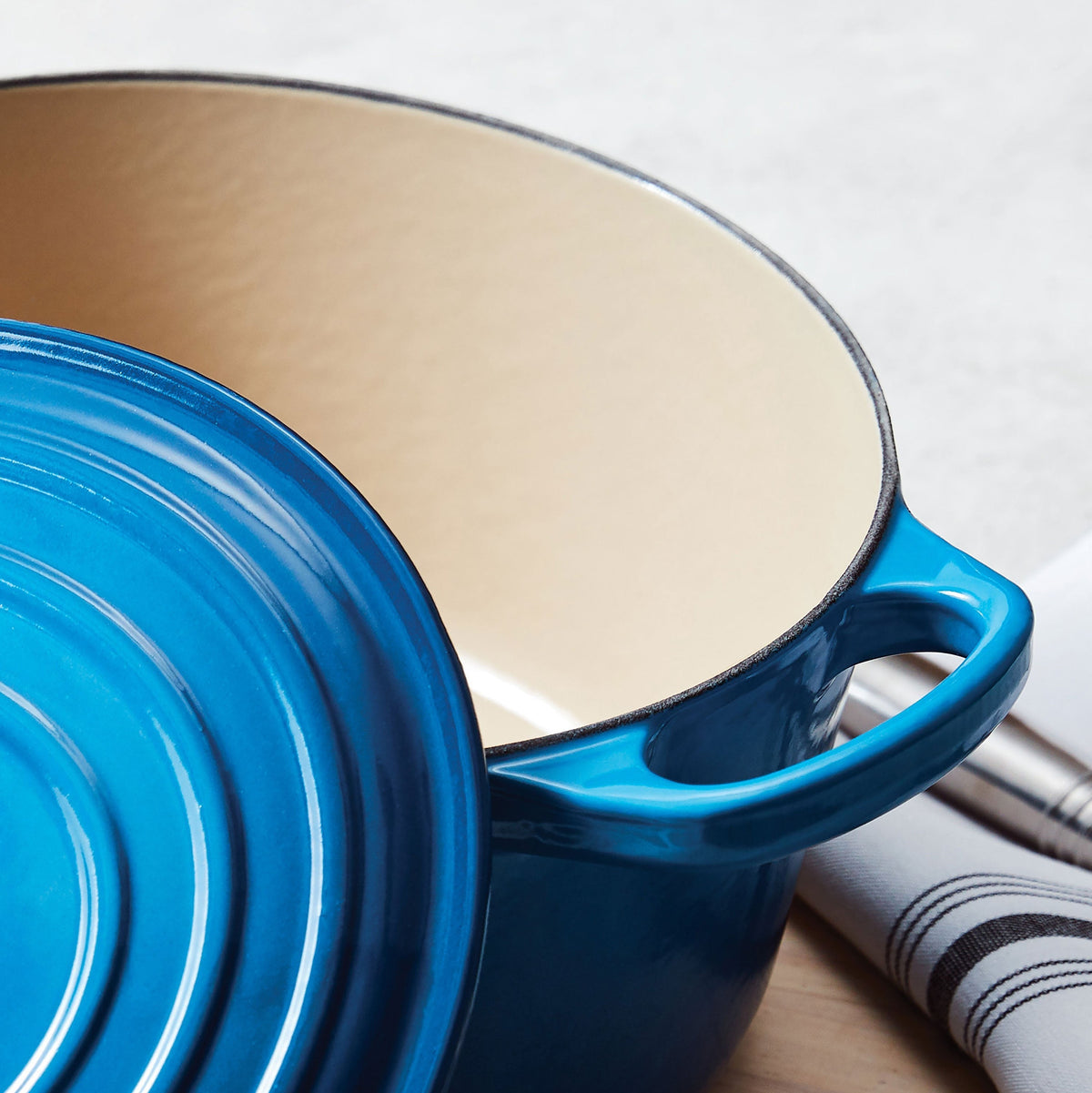 Le Creuset Signature Cast Iron 9-quart Marseille Round Dutch Oven
